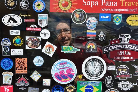 Coleção de adesivos deixados por expedições nessa remota fronteira entre Argentina e Chile, a caminho do parque Torres del Paine